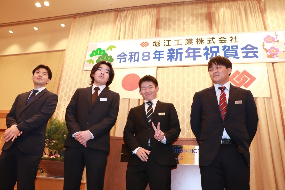 会社の創立記念日 勤続表彰の様子