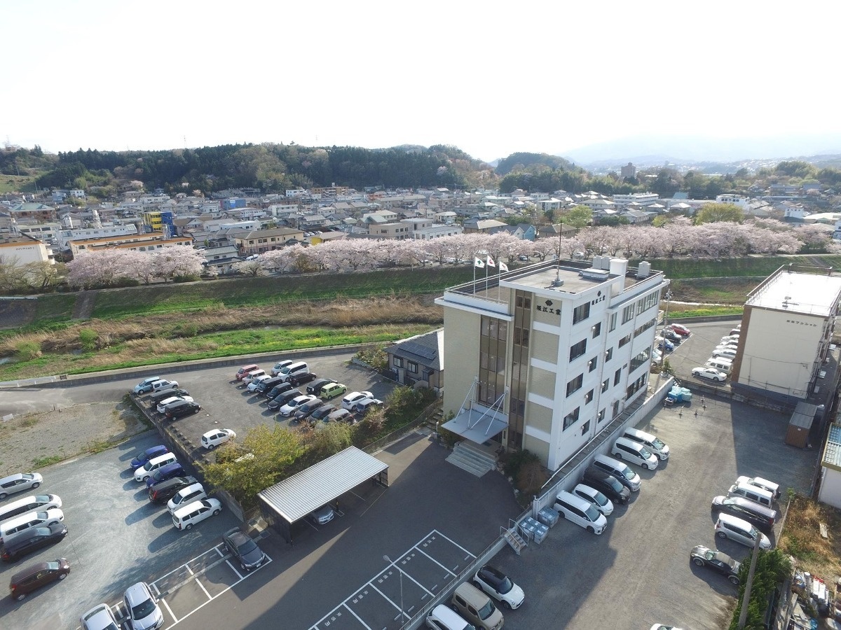 現本社屋と桜並木